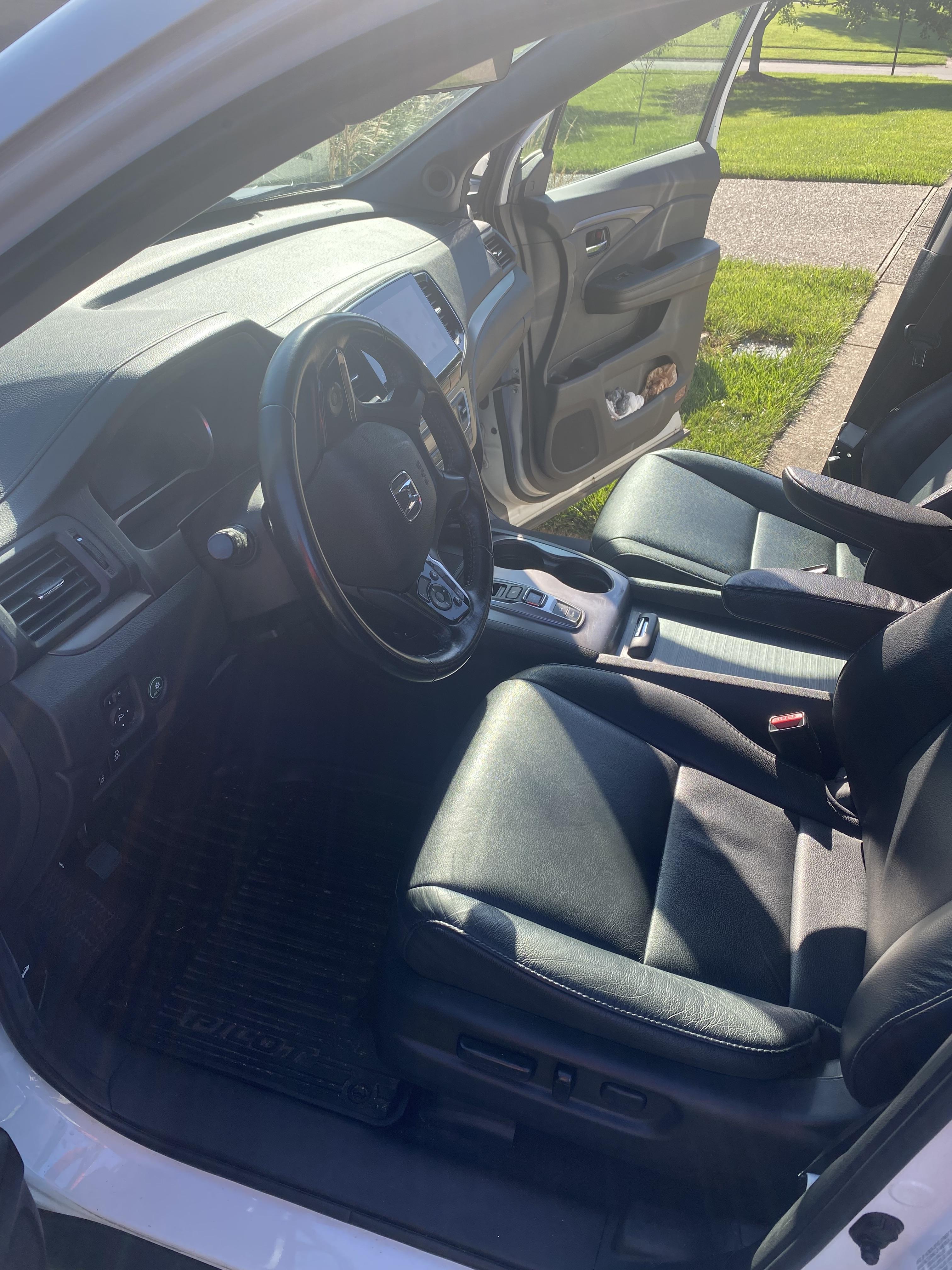 Honda Pilot front seat and console, freshly detailed